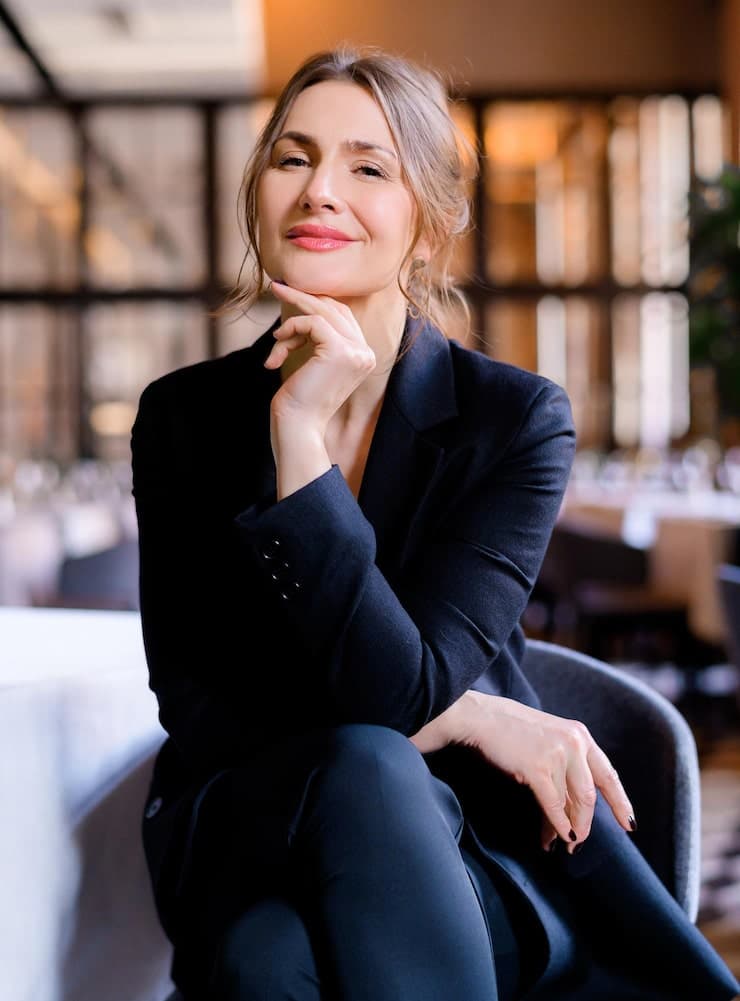 Empresária de sucesso sorrindo — saúde mental corporativa